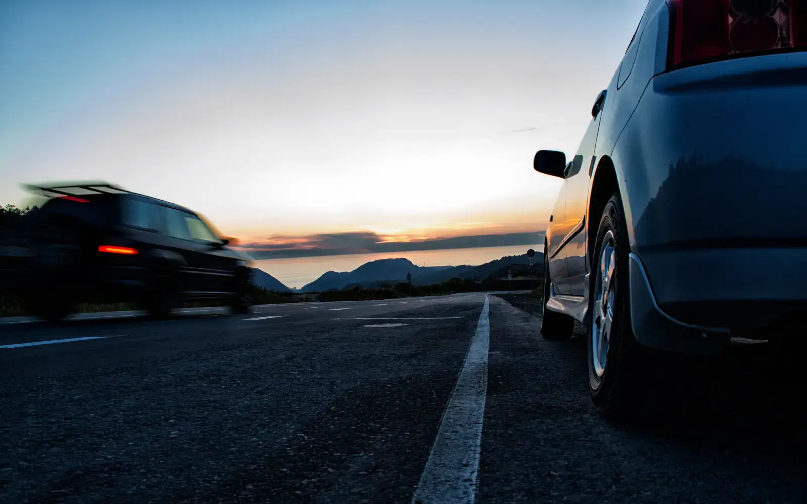 Carretera abierta al atardecer